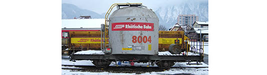 074-9452135 - 0m - Zementsilowagen rotes Band Uce 8004, RhB, Ep. V - VI